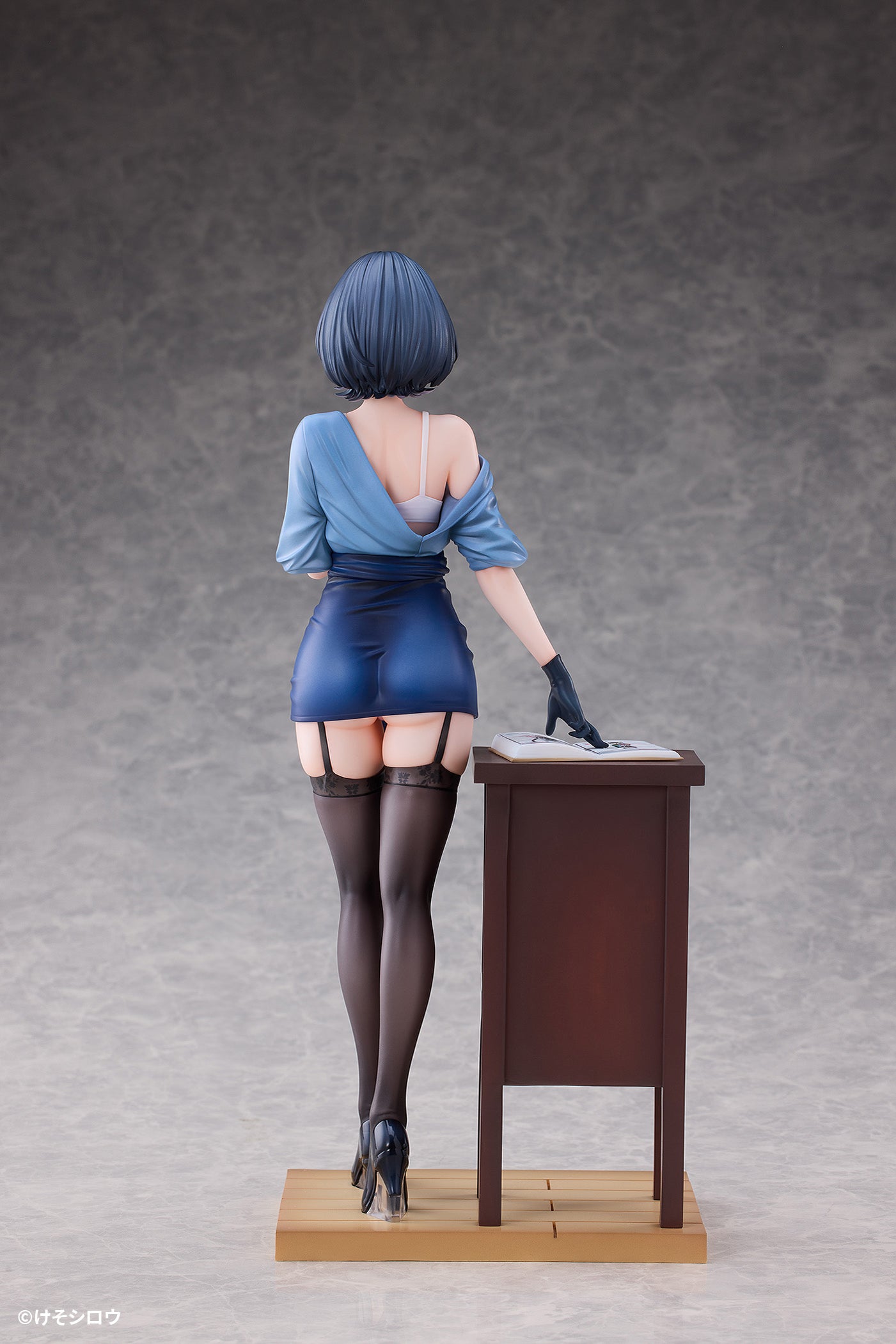 Figurine A Natural Art Teacher Suddenly Taking Off Her Clothes 1/6